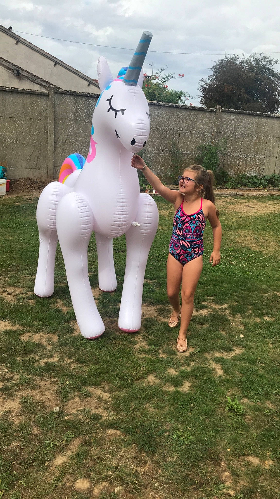 Kellia participe au concours pour gagner de l'argent avec cette photo : fawn, fictional_character, fun, games, horse, inflatable, joy, person, unicorn