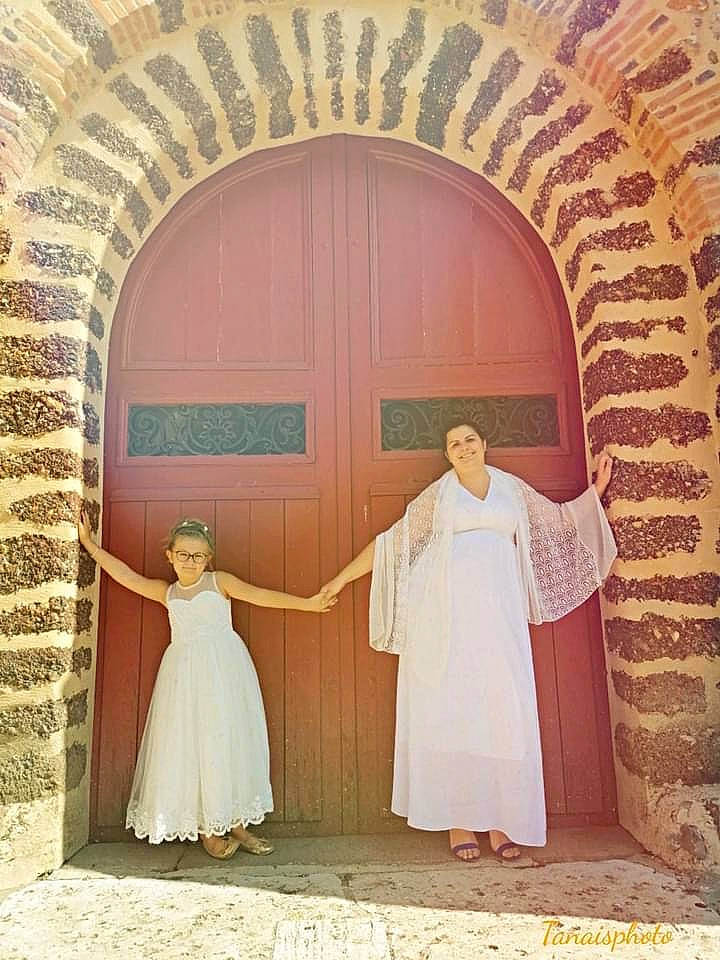 Kellia a rejoint le concours — aidez-le/la à gagner de superbes lots ! arch, architecture, building, holy_places, joy, person, photograph, religious_institute