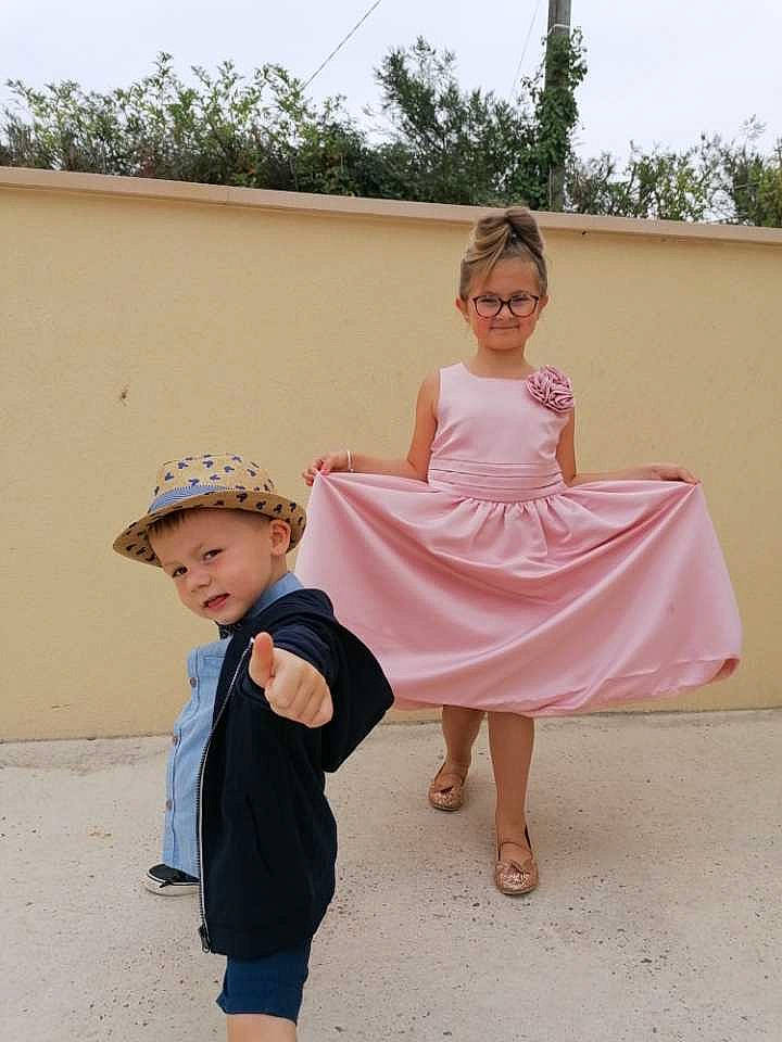 Kellia a rejoint le concours — aidez-le/la à gagner de superbes lots ! child, costume, dress, footwear, headwear, joint, joy, outerwear, person, photography, pink, shoulder, toddler