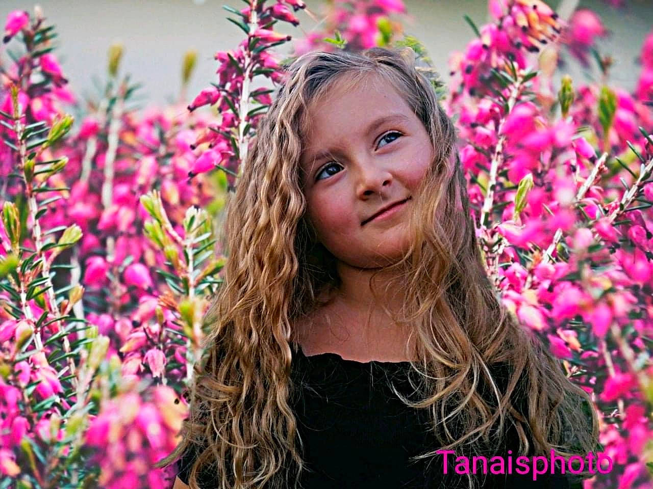 Kellia a rejoint le concours — aidez-le/la à gagner de superbes lots ! annual_plant, brown_hair, child, child_model, flower, hair, hairstyle, happy, joy, long_hair, person, pink, plant, smile, spring, wildflower