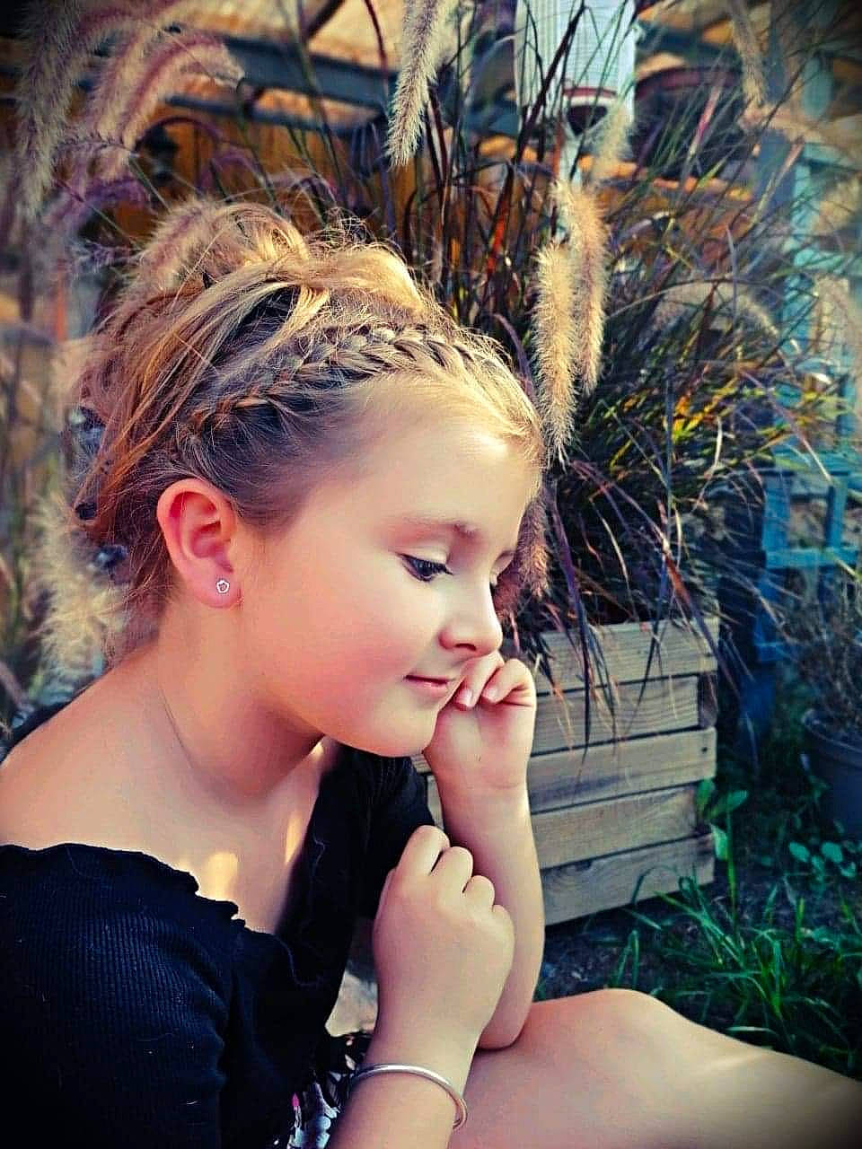 Kellia participe au concours pour gagner de l'argent avec cette photo : beauty, blond, brown_hair, child, child_model, daydream, ear, eye, face, hair, hair_accessory, hairstyle, headband, headgear, headpiece, lip, long_hair, people_in_nature, person, photography