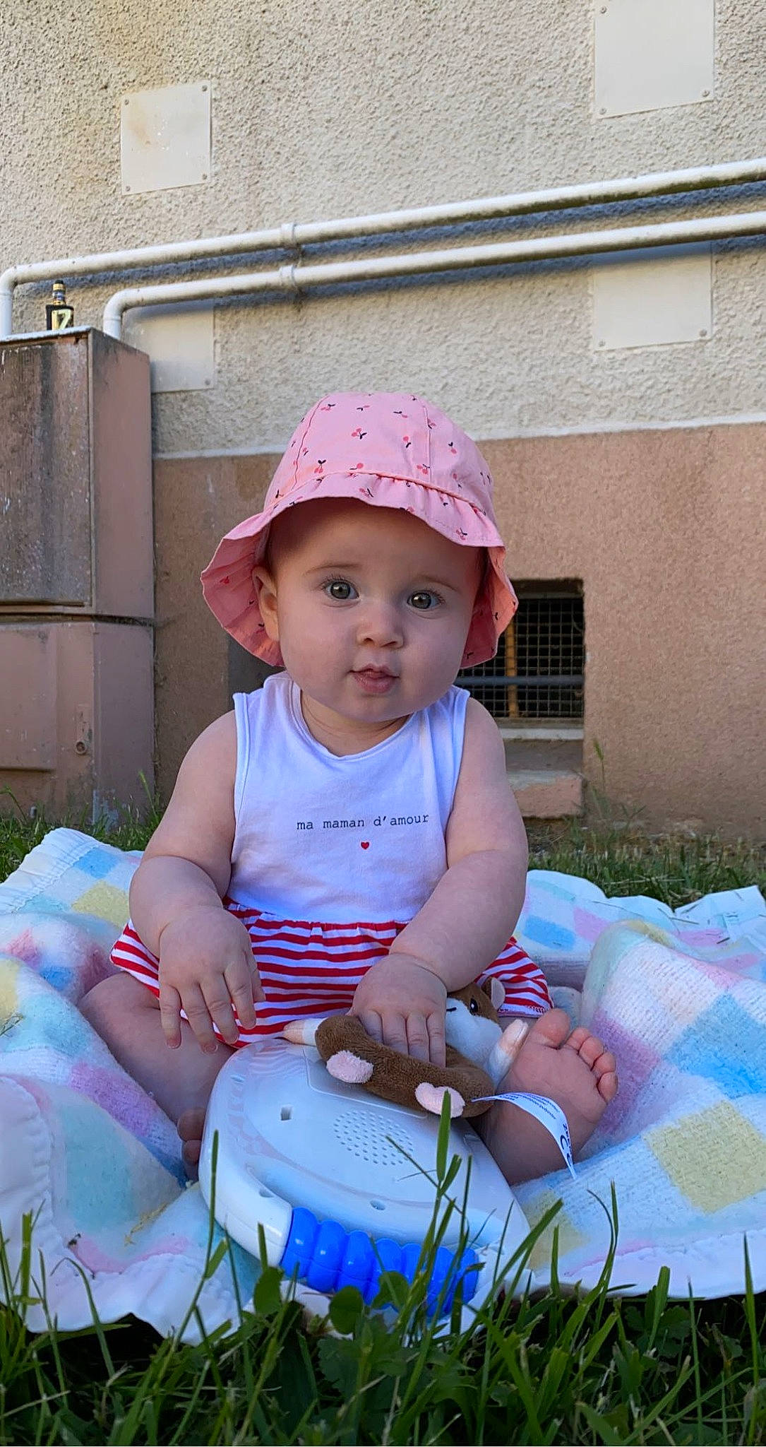 Zoé a rejoint le concours — aidez-le/la à gagner de superbes lots ! baby, baby_toddler_clothing, beauty, cap, child, face, facial_expression, fun, grass, happy, hat, headwear, leisure, person, photograph, pink, plant, purple, summer, sun_hat