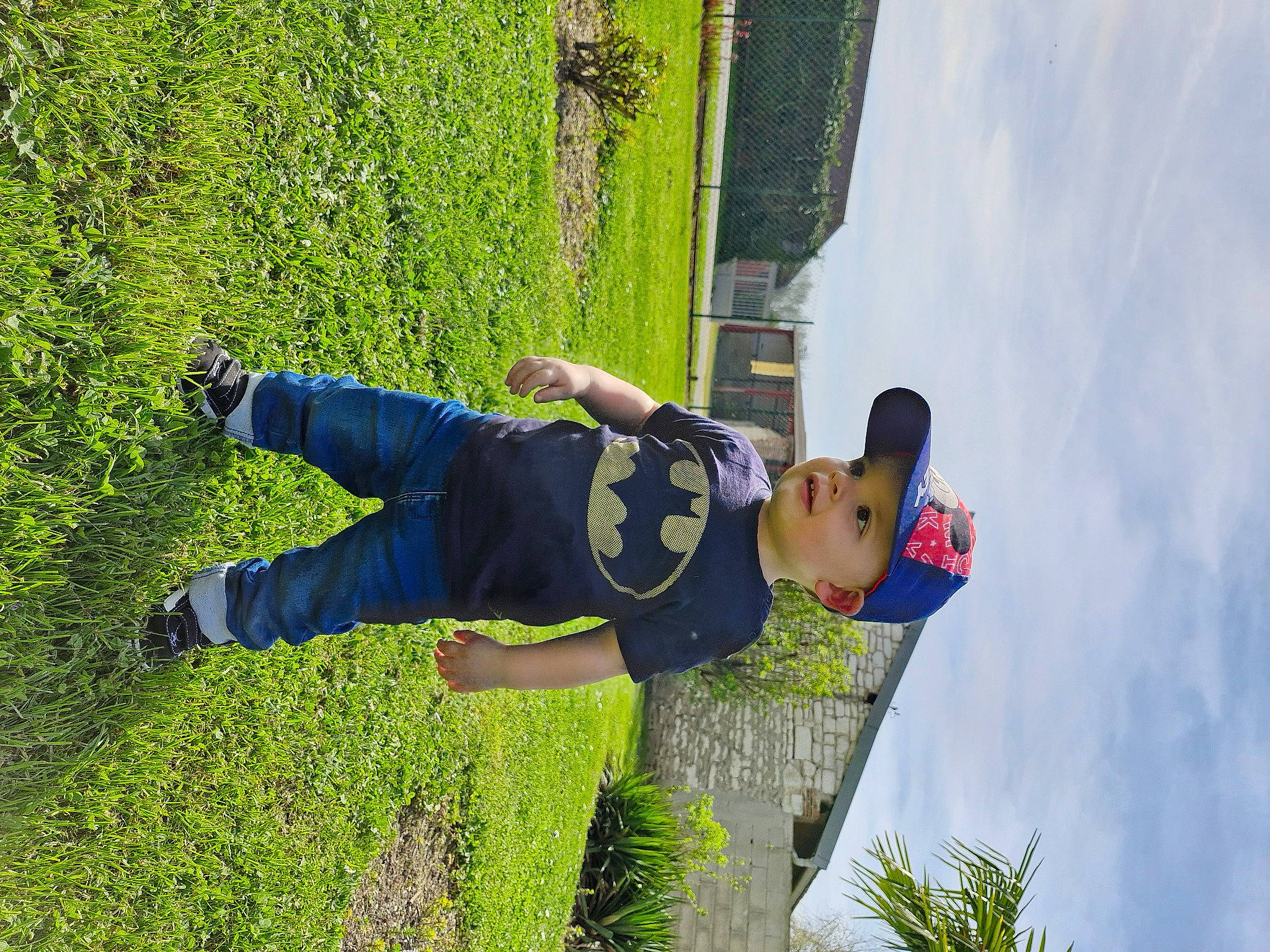 Ely a rejoint le concours — aidez-le/la à gagner de superbes lots ! cloud, elbow, electric_blue, fun, grass, grassland, happy, headwear, leisure, people_in_nature, person, plant, recreation, sky, t_shirt, tree