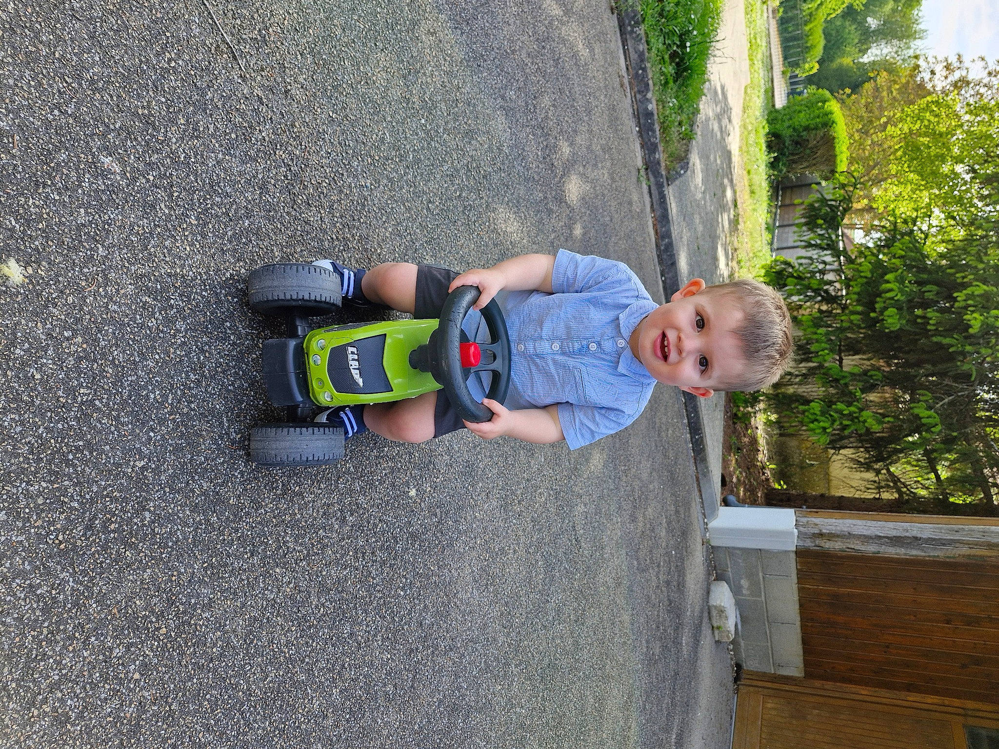 Ely participe au concours pour gagner de l'argent avec cette photo : asphalt, baby, baby_toddler_clothing, child, concrete, electric_blue, fun, grass, joy, leisure, people_in_nature, person, plant, recreation, road_surface, sidewalk, smile, tar, toddler, tree