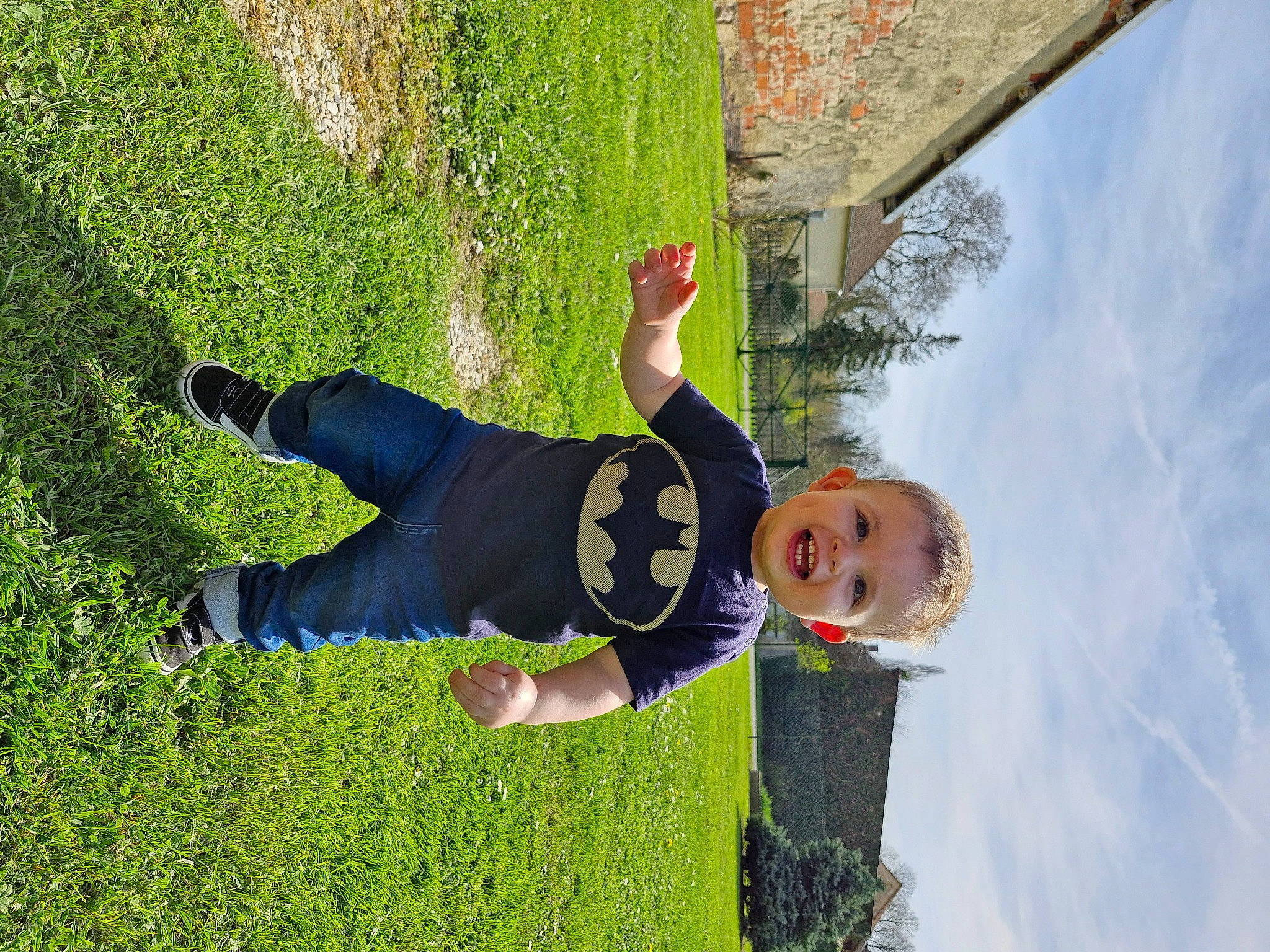 Ely participe au concours pour gagner de l'argent avec cette photo : fun, grass, happy, hat, joy, leisure, people_in_nature, person, plant, recreation, sky, smile, t_shirt, toddler, tree