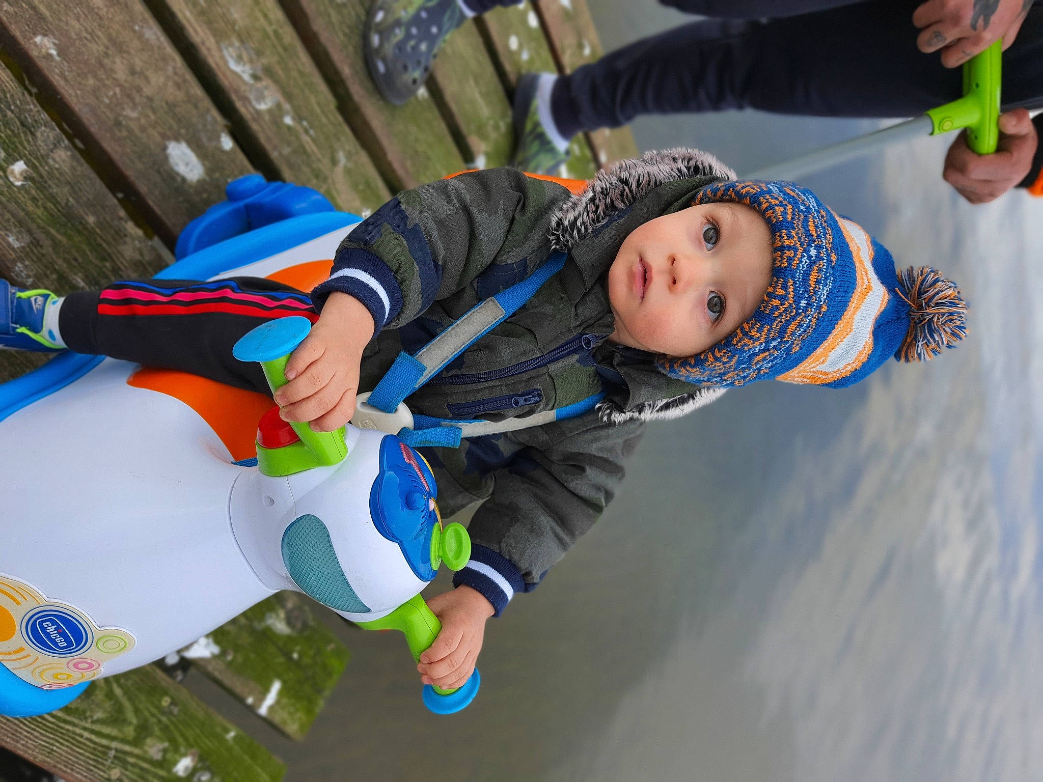 Kélyo participe au concours pour gagner de l'argent avec cette photo : baby, baby_toddler_clothing, child, electric_blue, event, fence, fun, happy, headwear, leisure, person, recreation, smile, toddler, tree, winter
