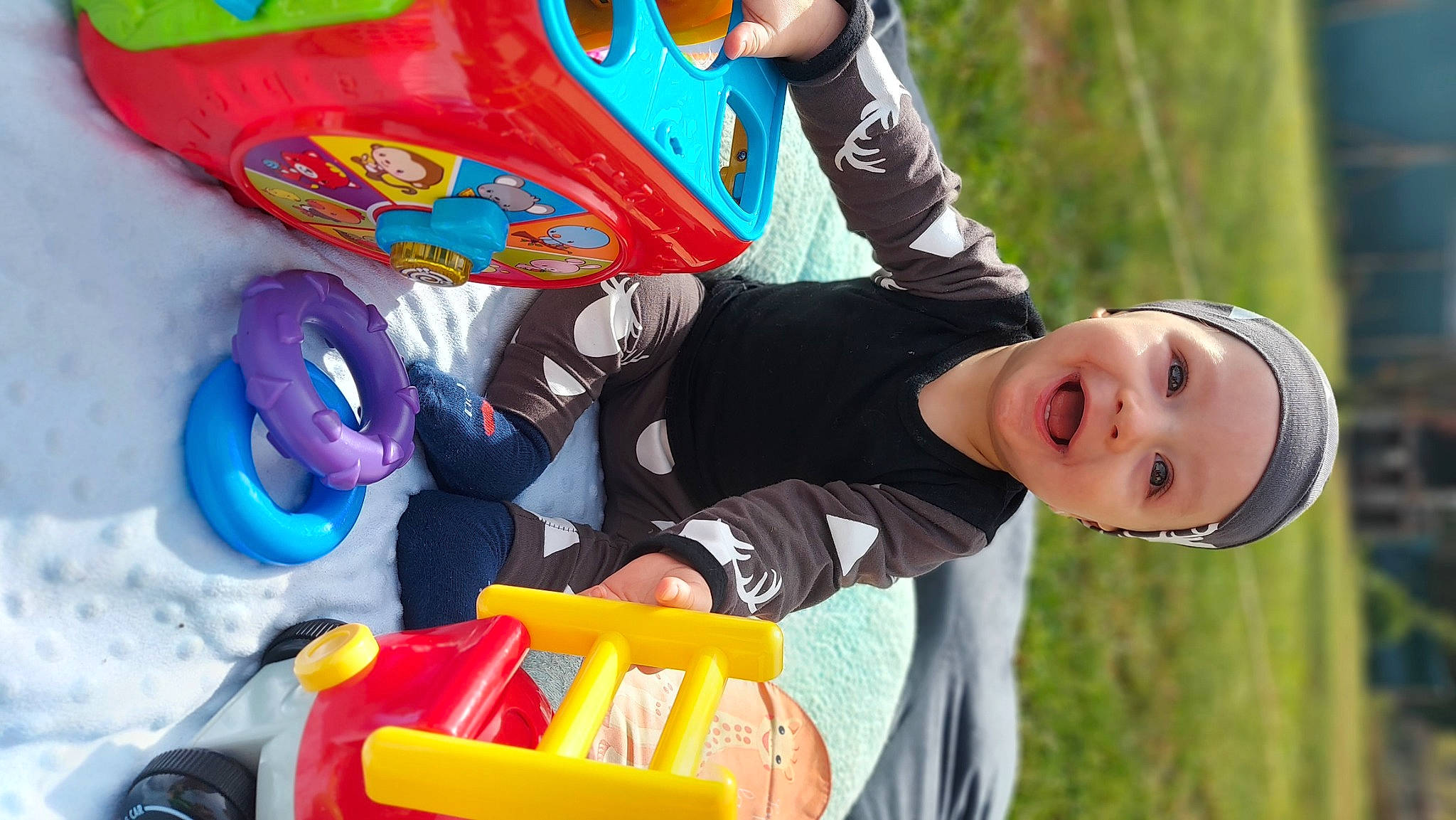 Kélyo participe au concours pour gagner de l'argent avec cette photo : child, event, fun, grass, happy, hat, headwear, leisure, party_supply, people_in_nature, person, photograph, photography, play, playground, recreation, smile, snapshot, toddler, tree
