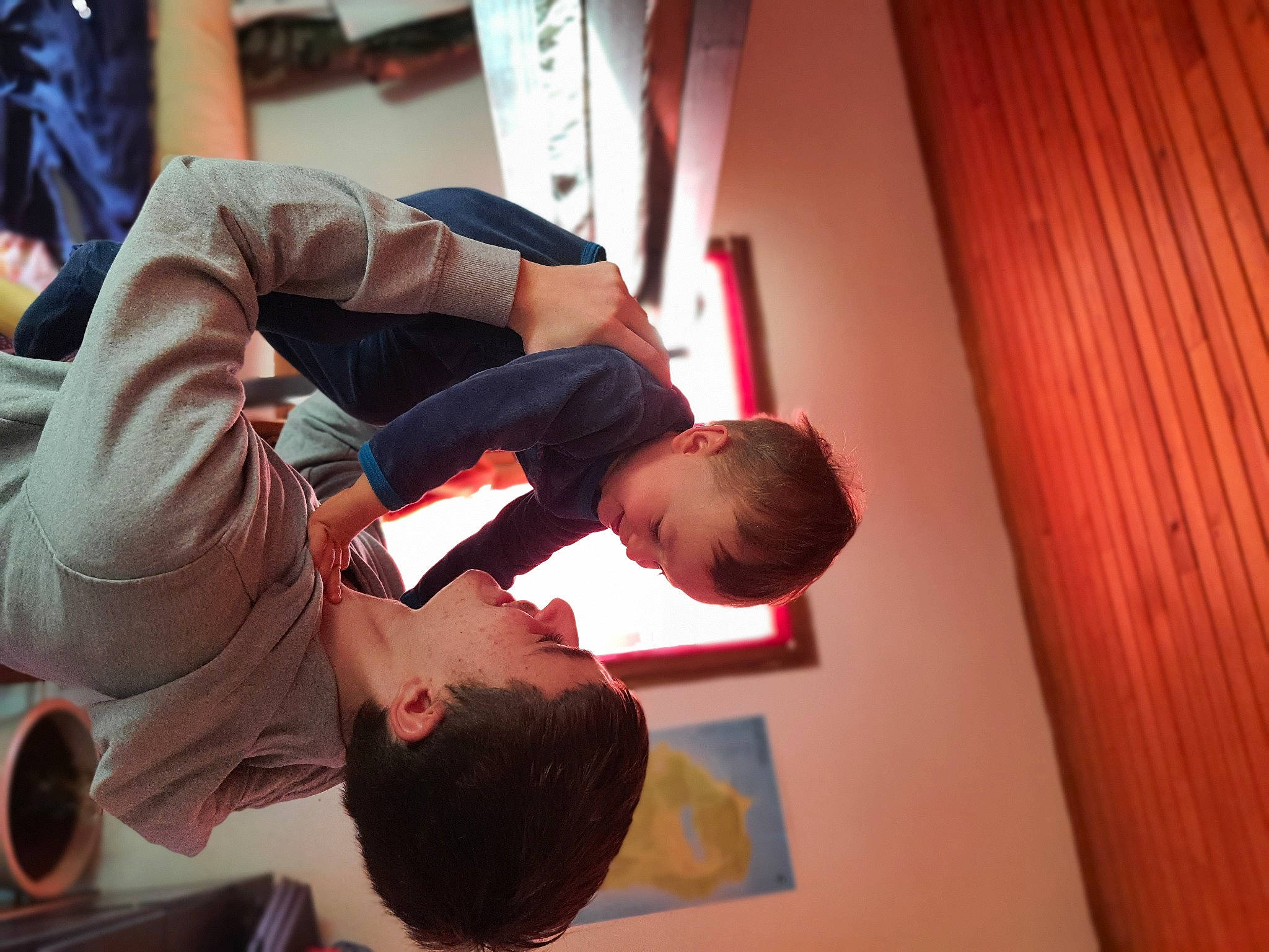 Kélyo a rejoint le concours — aidez-le/la à gagner de superbes lots ! comfort, conversation, curtain, elbow, event, fun, gesture, person, room, t_shirt, theater_curtain, wood, wrist