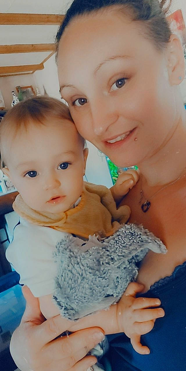 Kélyo participe au concours pour gagner de l'argent avec cette photo : arm, azure, baby_toddler_clothing, blue, cheek, chin, face, facial_expression, gesture, hairstyle, hand, happy, human, iris, joy, muscle, neck, person, product, shoulder