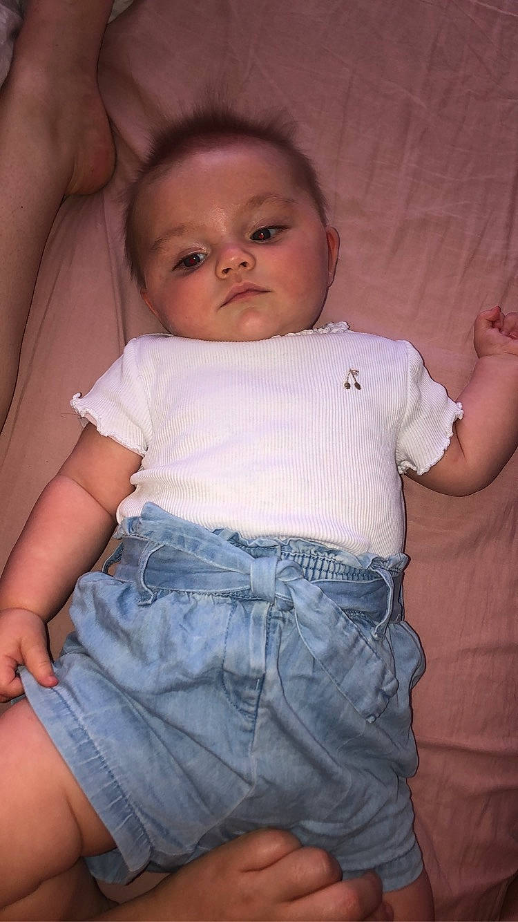 Lara a rejoint le concours — aidez-le/la à gagner de superbes lots ! arm, baby, baby_toddler_clothing, cheek, chin, comfort, eye, face, hand, head, human_body, joint, lip, mouth, neck, nose, person, shoulder, skin, sleeve