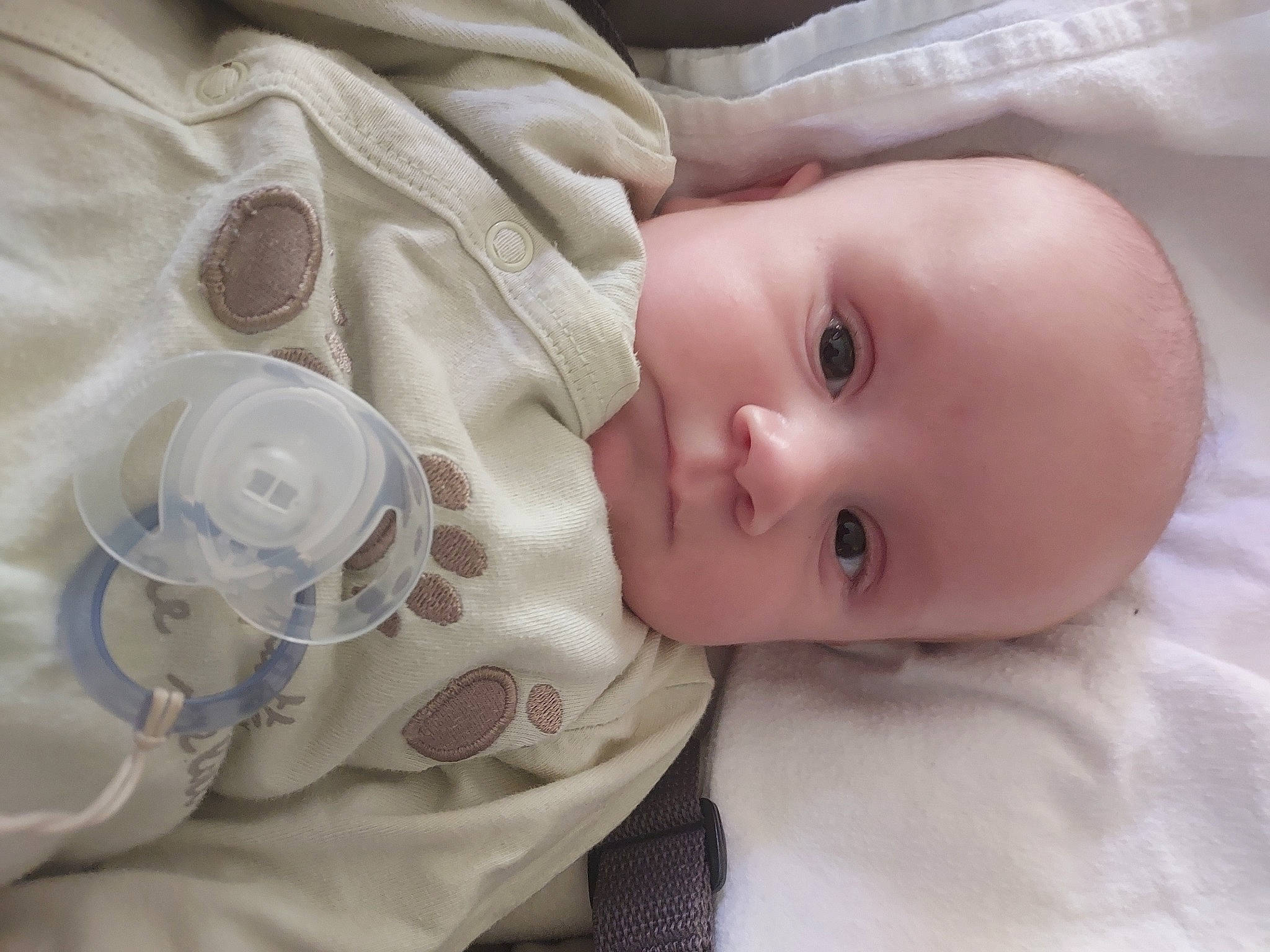 Kayden a rejoint le concours — aidez-le/la à gagner de superbes lots ! baby, baby_products, baby_toddler_clothing, cheek, child, collar, comfort, eye, eyelash, face, head, iris, linens, lip, nose, pattern, person, skin, sleeve, textile