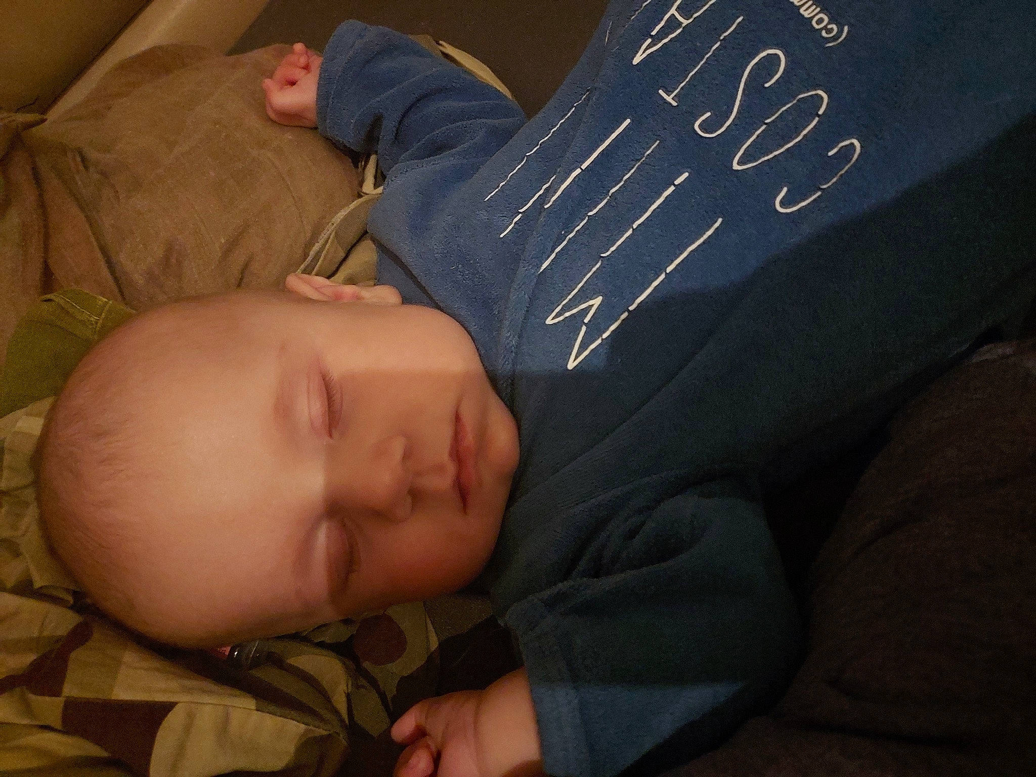 Kayden a rejoint le concours — aidez-le/la à gagner de superbes lots ! autograph, baby, baby_toddler_clothing, bedtime, child, comfort, font, linens, nap, person, room, signature, sitting, sleep, toddler, wood, writing