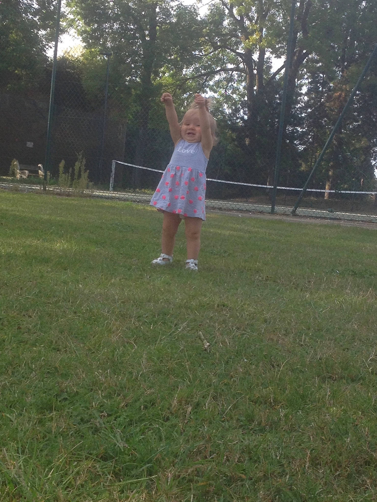 Lola participe au concours pour gagner de l'argent avec cette photo : grass, grassland, lawn, meadow, person, play, recreation, tree, yard