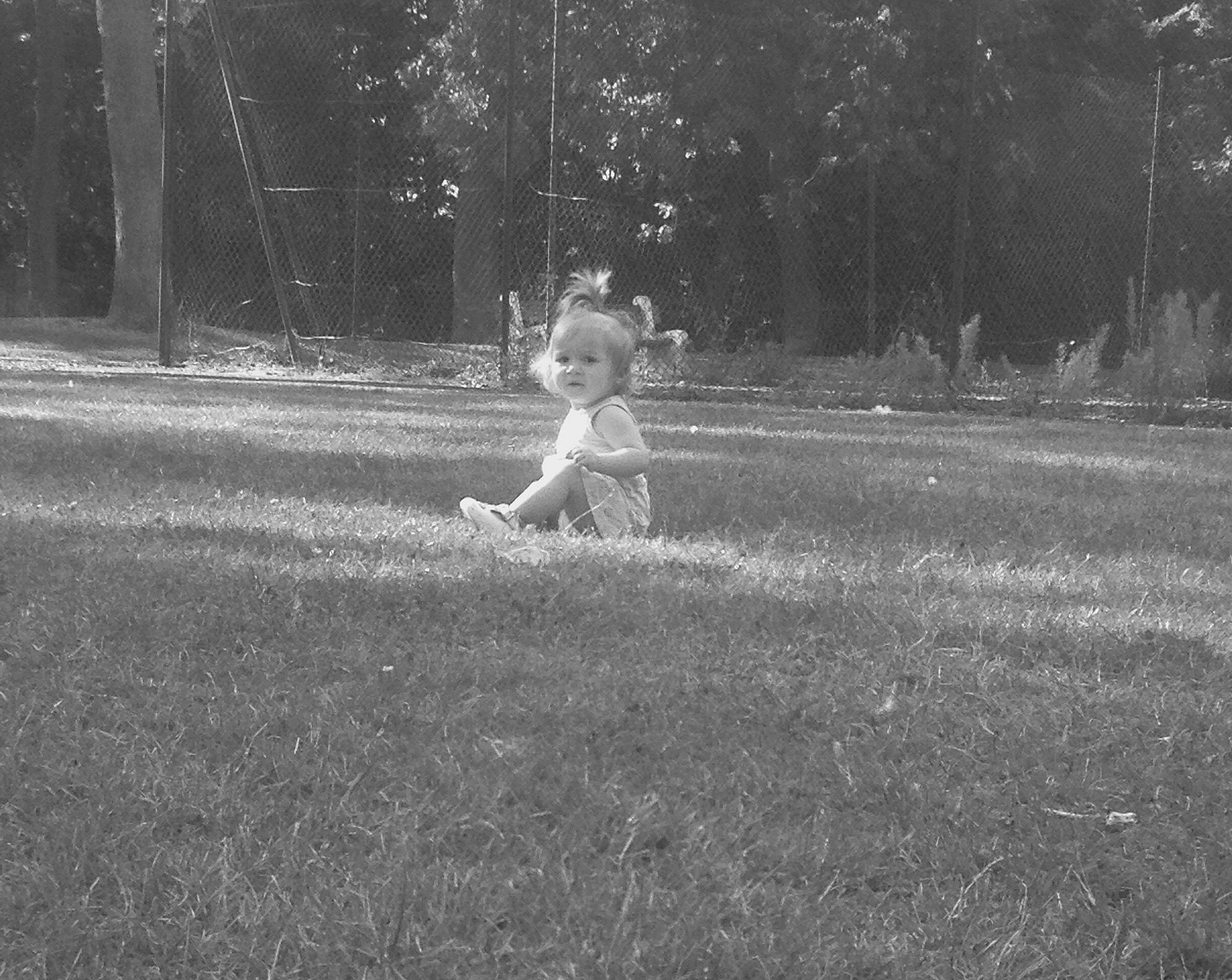Lola participe au concours pour gagner de l'argent avec cette photo : black_and_white, child, fun, grass, monochrome, monochrome_photography, person, photograph, photography, snapshot, style, sunlight, tree, white
