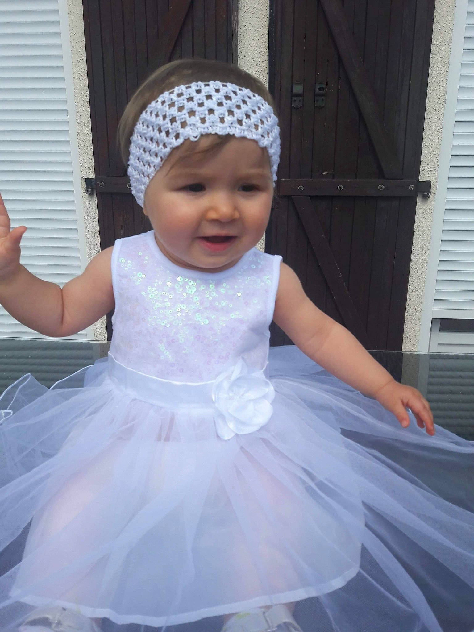 Lola participe au concours pour gagner de l'argent avec cette photo : baby_toddler_clothing, bridal_accessory, bridal_clothing, bridal_party_dress, child, clothing, costume, dress, flower_girl, gown, hair_accessory, headgear, headpiece, headwear, person, toddler, wedding_dress, white