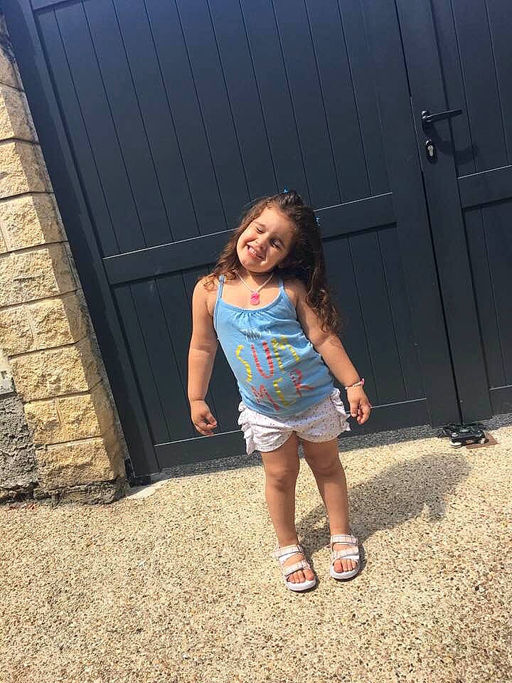 Iris participe au concours pour gagner de l'argent avec cette photo : beauty, blue, clothing, cool, day, fun, girl, hairstyle, hand, human_body, joy, leg, person, photo_shoot, photograph, photography, shorts, shoulder, sitting, snapshot