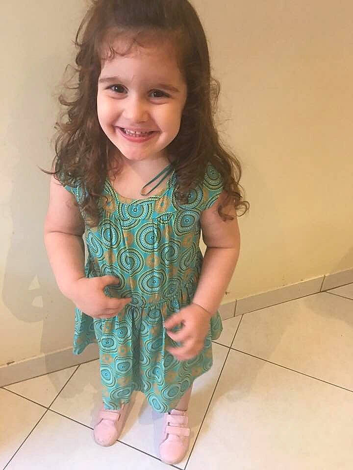 Iris participe au concours pour gagner de l'argent avec cette photo : brown_hair, child, child_model, clothing, design, girl, joy, neck, pattern, person, shoulder, sleeve, textile, toddler