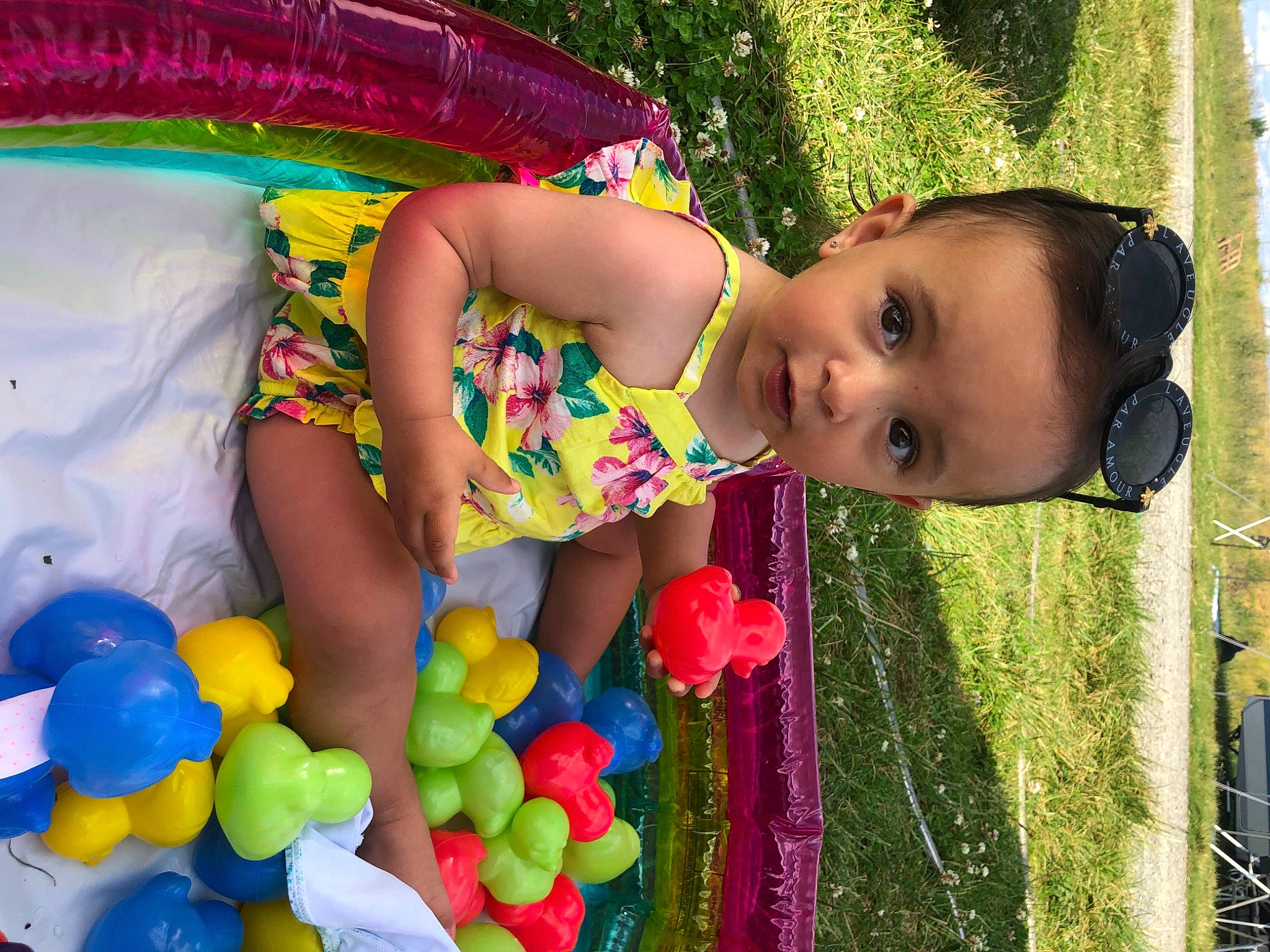 Iris a rejoint le concours — aidez-le/la à gagner de superbes lots ! baby_toddler_clothing, ball_pit, child, fun, grass, green, happy, human_settlement, leisure, light, people, people_in_nature, person, photograph, public_space, recreation, red, snapshot, toddler, toy