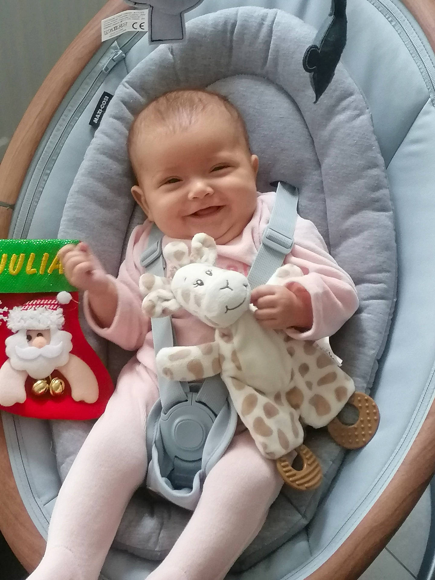 Julia participe au concours pour gagner de l'argent avec cette photo : baby, baby_carriage, baby_in_car_seat, baby_safety, baby_toddler_clothing, cheek, comfort, eye, finger, human_body, joy, mammal, mouth, person, product, skin, smile, textile, toddler, toy