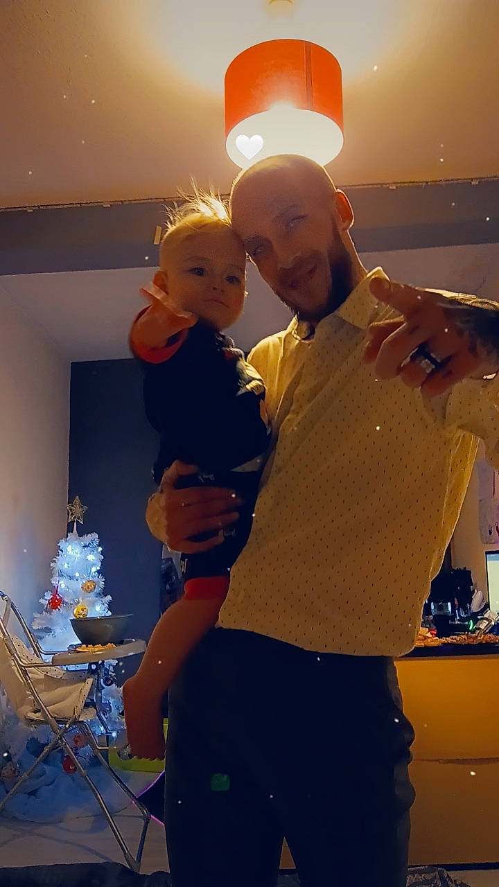 Nathaël a rejoint le concours — aidez-le/la à gagner de superbes lots ! baby, belt, event, eyewear, facial_hair, formal_wear, fun, gesture, hairstyle, happy, joy, leisure, lens_flare, person, room, shoulder, sky, standing, t_shirt, toddler