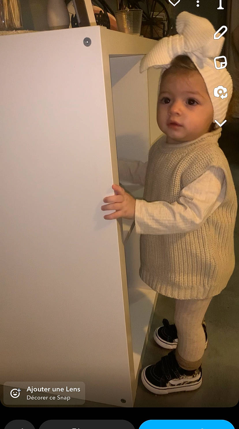 Leya a rejoint le concours — aidez-le/la à gagner de superbes lots ! baby, baby_toddler_clothing, ceiling, child, door, elbow, flooring, gesture, headwear, human_leg, knee, pattern, person, plaster, play, room, sleeve, toddler, wood