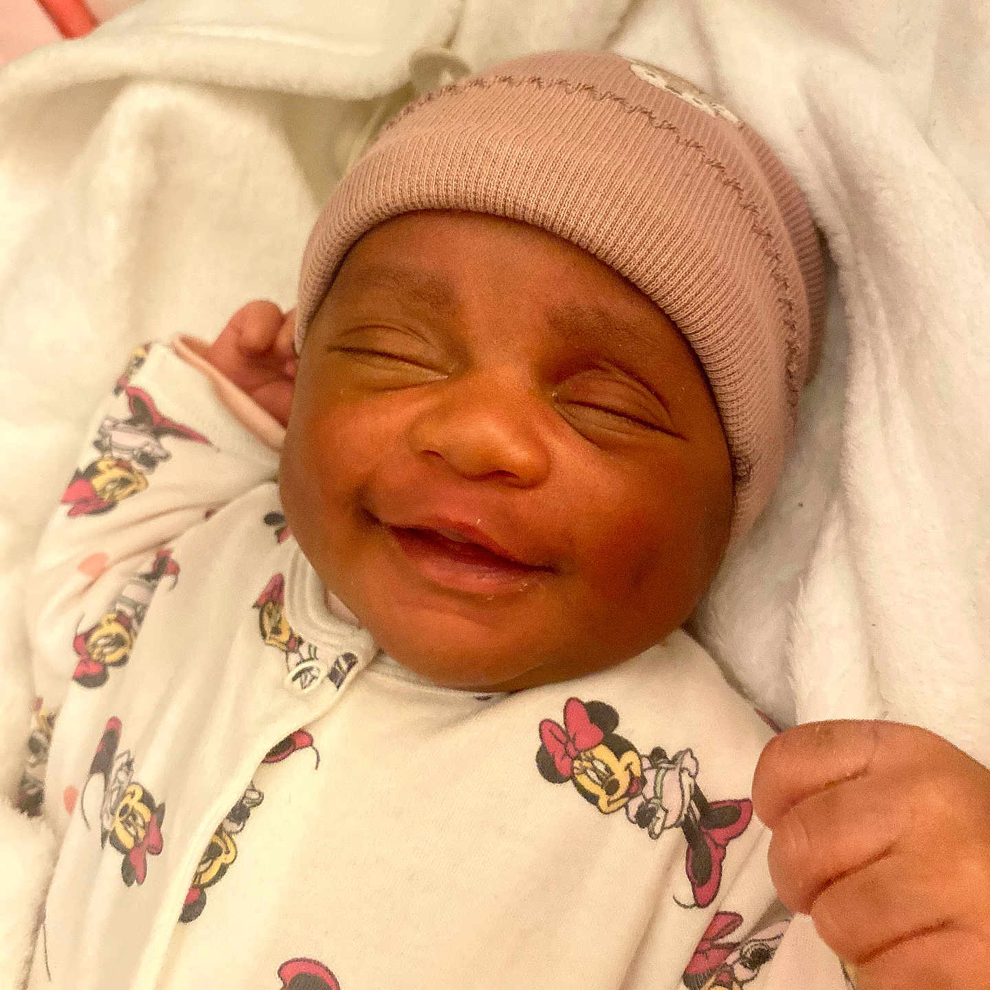 Laura a rejoint le concours — aidez-le/la à gagner de superbes lots ! baby, blanket, cartoon_character, child, closed_eyes, cute, fist, happy, hat, indoor, infant, knit_hat, minnie_mouse, newborn, onesie, portrait, sleeping, smiling, soft_texture, white_blanket