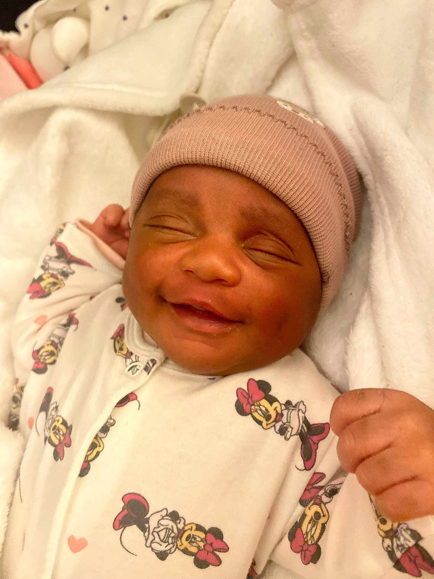 Laura a rejoint le concours — aidez-le/la à gagner de superbes lots ! baby, infant, smiling, hat, knit_hat, onesie, minnie_mouse, cartoon_character, sleeping, closed_eyes, blanket, white_blanket, cute, child, newborn, happy, fist, soft_texture, portrait, indoor