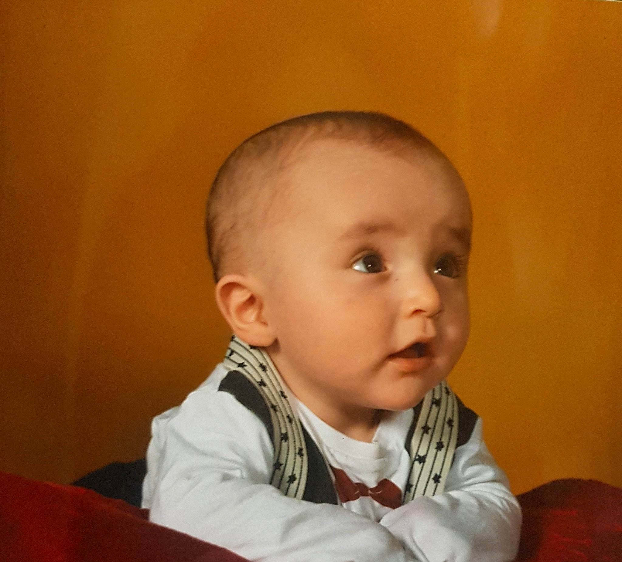 Lorenzo participe au concours pour gagner de l'argent avec cette photo : baby, baby_toddler_clothing, cheek, child, chin, collar, comfort, ear, eyebrow, fun, happy, iris, lip, neck, nose, person, sitting, skin, sleeve, surprise