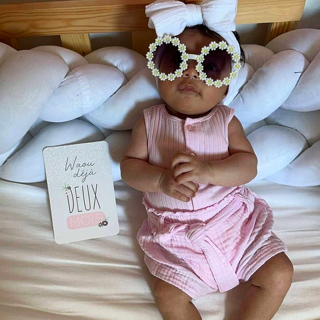 Saïna participe au concours pour gagner de l'argent avec cette photo : accessories, baby, businesscard, clothing, cushion, face, flower, furniture, glasses, head, homedecor, paper, person, petal, photography, plant, portrait, sitting, sunglasses, text