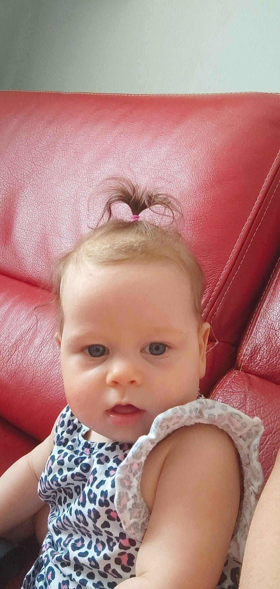 Mya participe au concours pour gagner de l'argent avec cette photo : baby, baby_toddler_clothing, cheek, comfort, ear, eye, eyebrow, eyelash, face, happy, head, human_body, iris, linens, lip, nose, person, pink, skin, textile