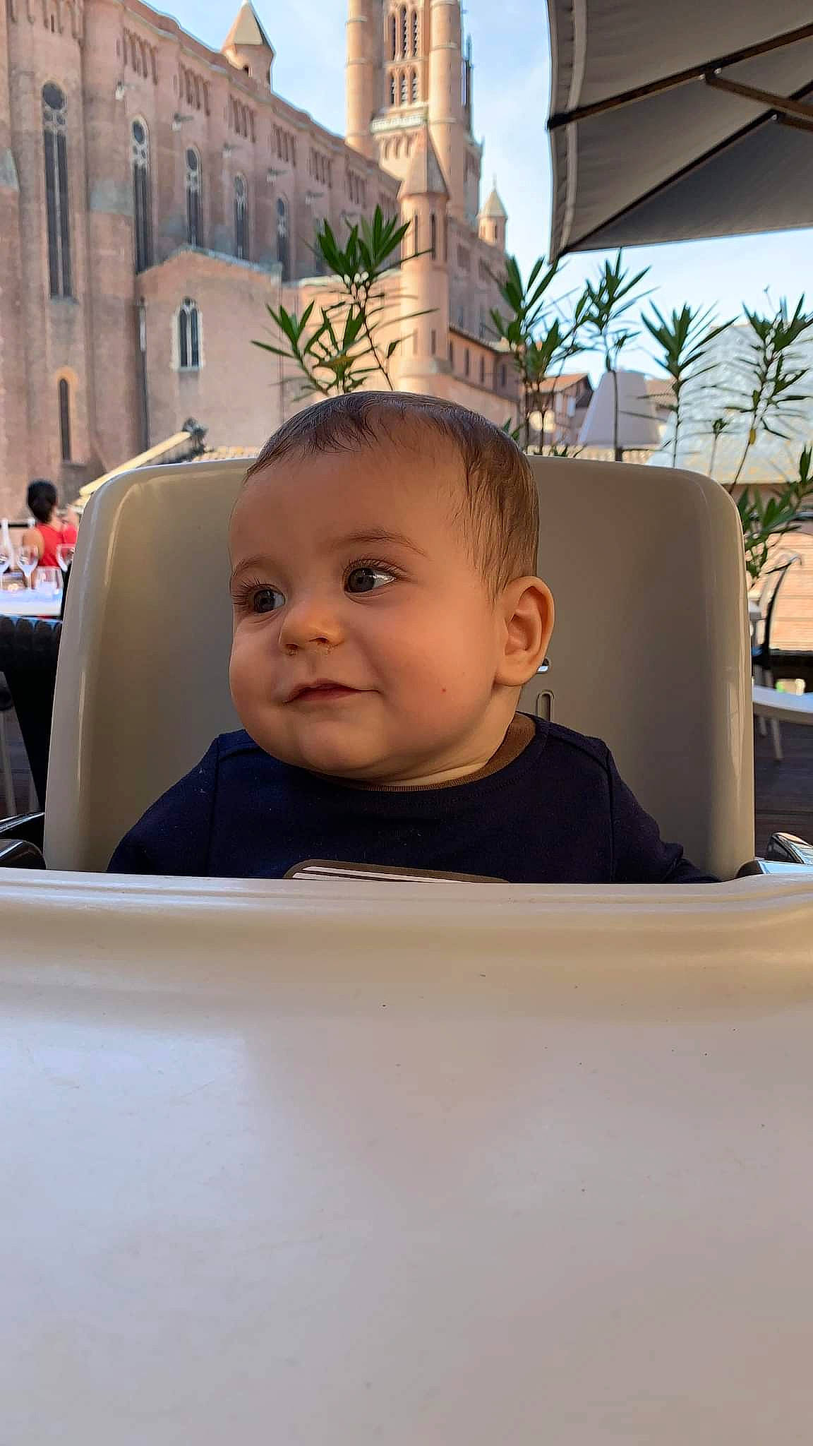 Marceau participe au concours pour gagner de l'argent avec cette photo : baby, baby_toddler_clothing, building, cheek, child, chin, eyebrow, fun, hairstyle, happy, iris, leisure, nose, person, plant, sitting, skin, smile, toddler, travel