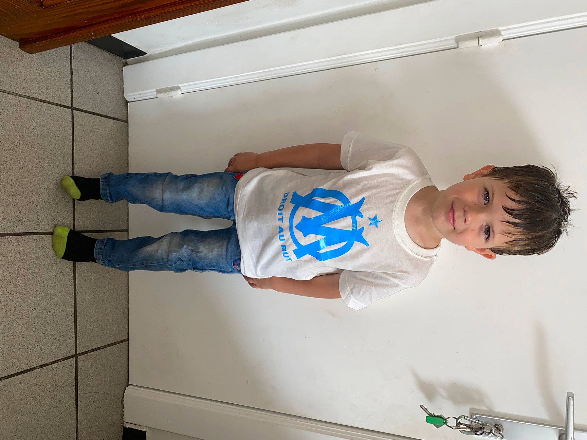 Hugo a rejoint le concours — aidez-le/la à gagner de superbes lots ! ceiling, cleanliness, comfort, denim, elbow, electric_blue, flooring, human_leg, joy, knee, person, room, sleeve, sportswear, standing, t_shirt, thigh, walking_shoe, wrist