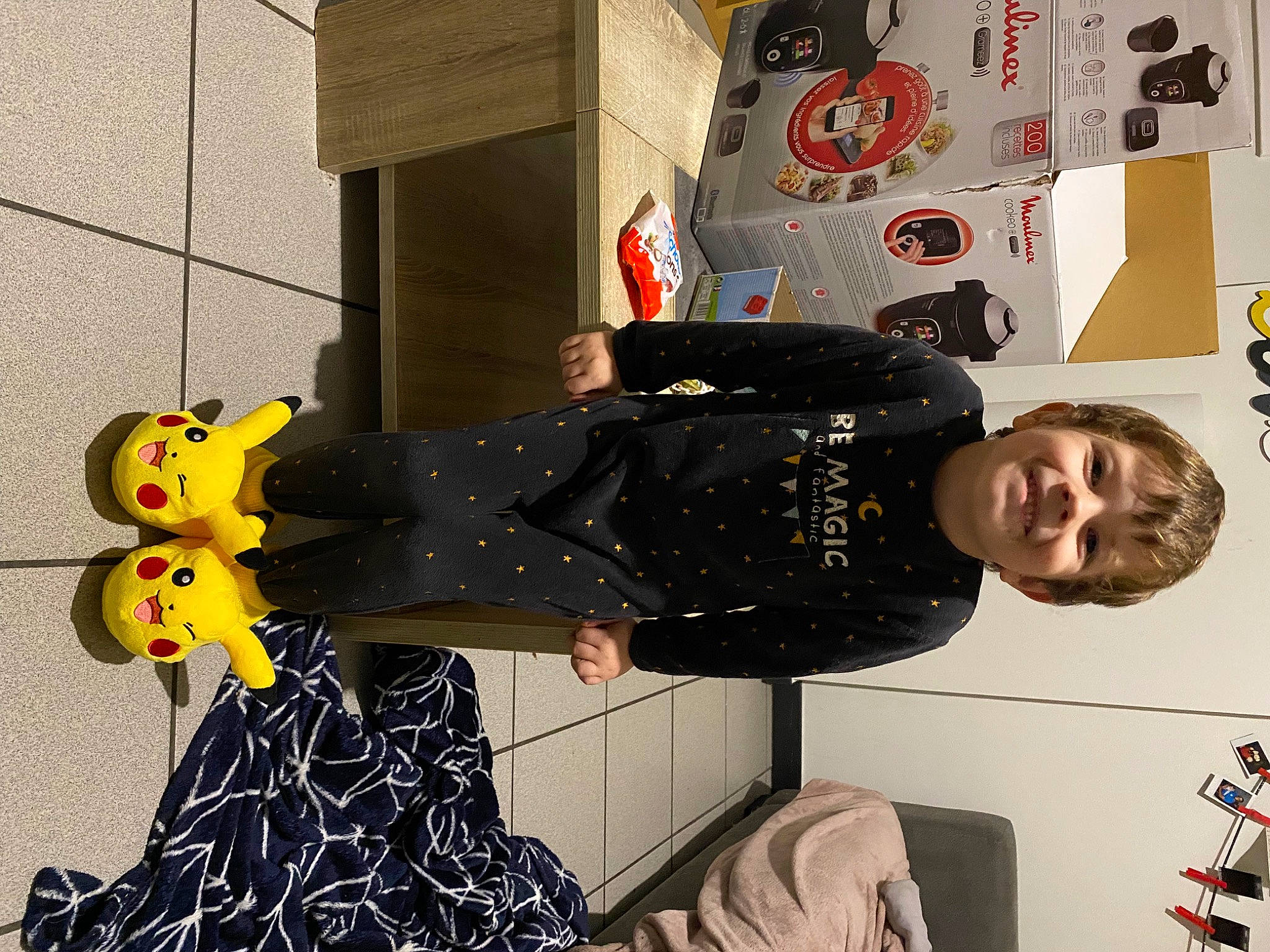 Hugo a rejoint le concours — aidez-le/la à gagner de superbes lots ! art, artist, costume, event, fun, happy, joy, pattern, person, room, smile, t_shirt, thigh, visual_arts, yellow