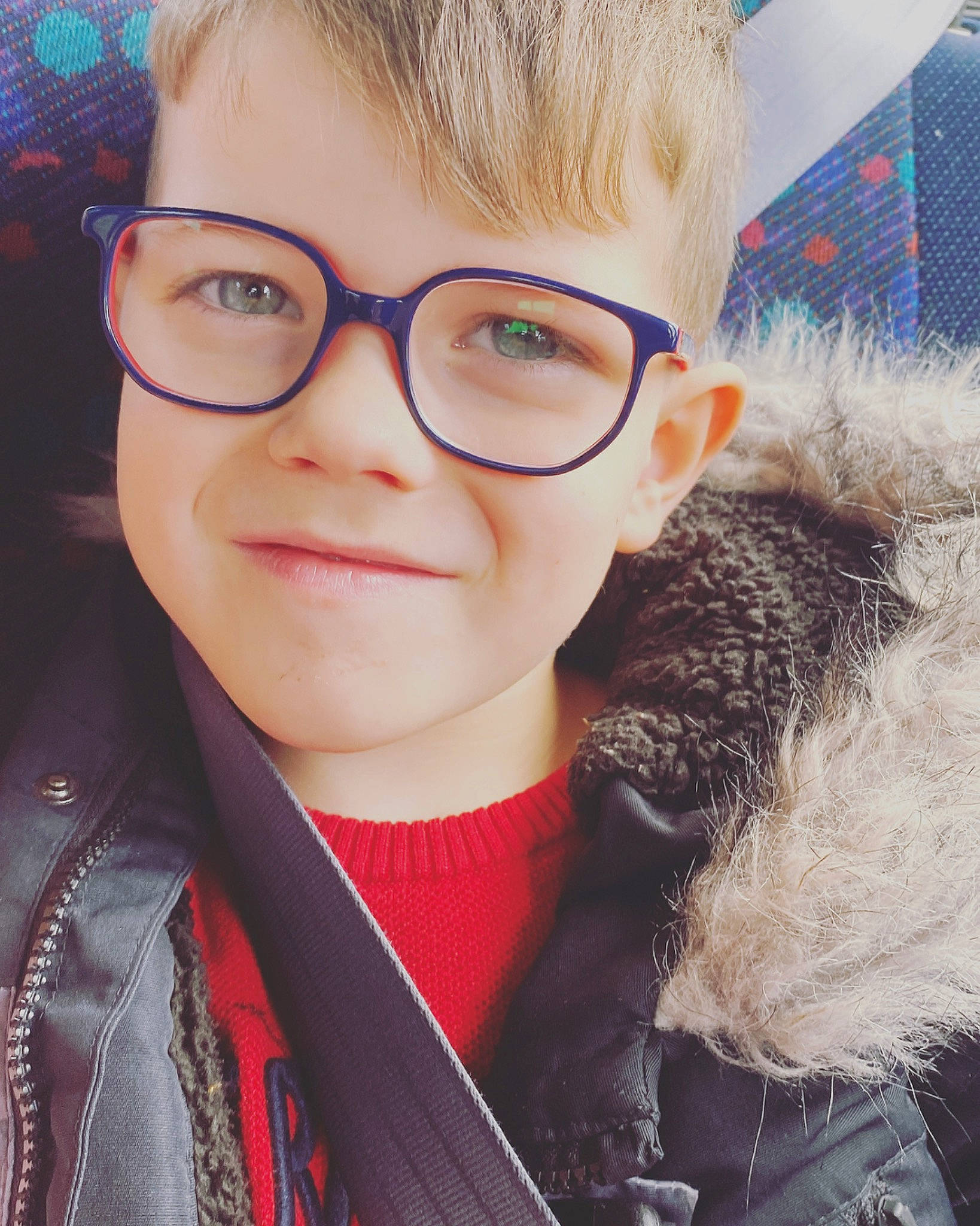 Hugo participe au concours pour gagner de l'argent avec cette photo : bangs, brown_hair, ear, electric_blue, eyebrow, eyelash, eyewear, flash_photography, fun, fur, glasses, happy, jaw, lip, neck, nose, person, personal_protective_equipment, selfie, smile