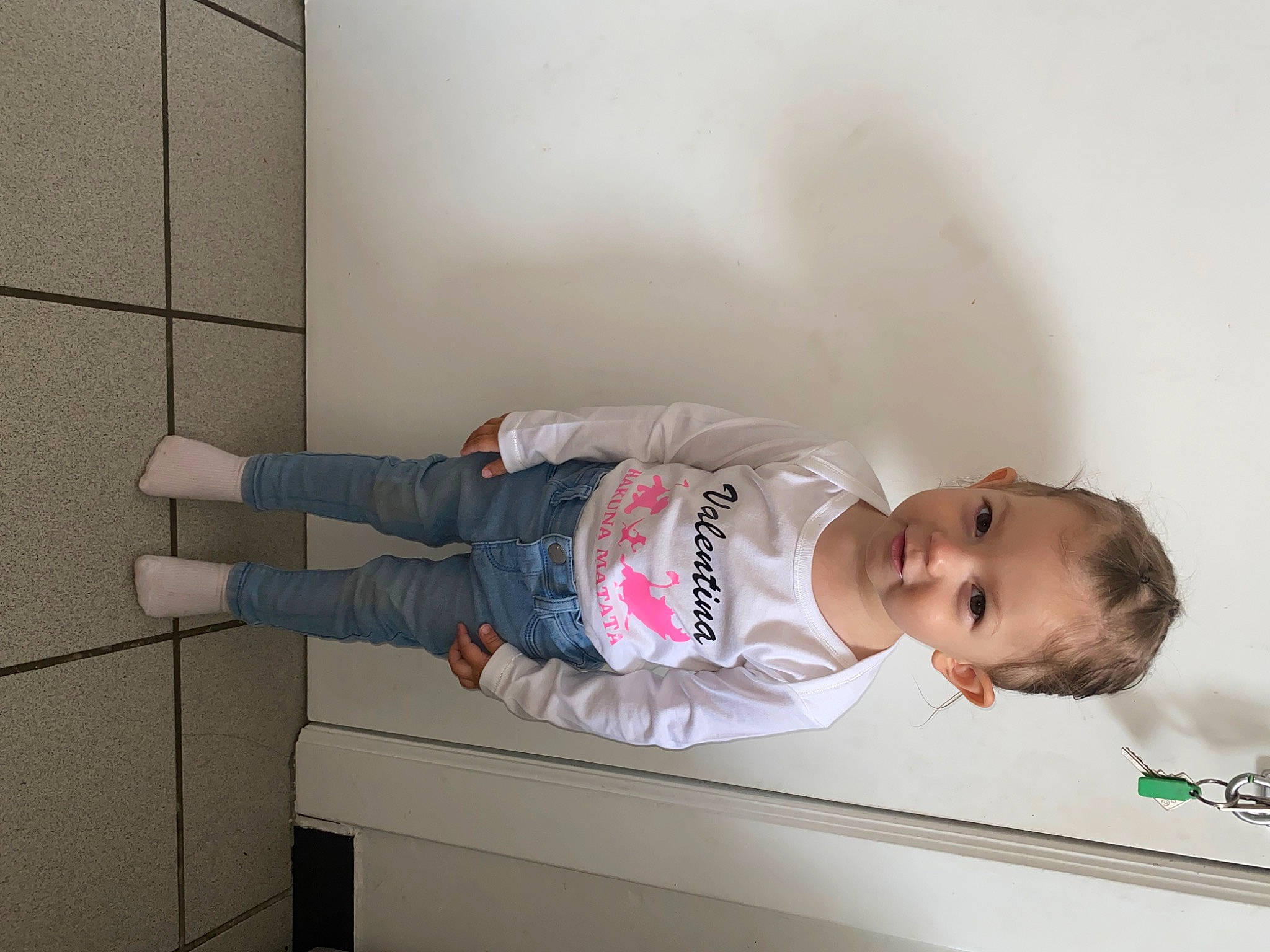Valentina participe au concours pour gagner de l'argent avec cette photo : baby, baby_products, baby_safety, baby_toddler_clothing, child, comfort, floor, flooring, person, room, sleeve, sock, toddler, wood
