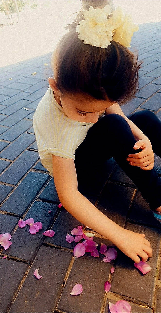 Imogen is registered to the contest to win money with this photo: black_hair, child, floor, flooring, grass, hairstyle, hand, happy, human, joint, leisure, morning, person, petal, plant, skin, summer, sunglasses, t_shirt, thigh