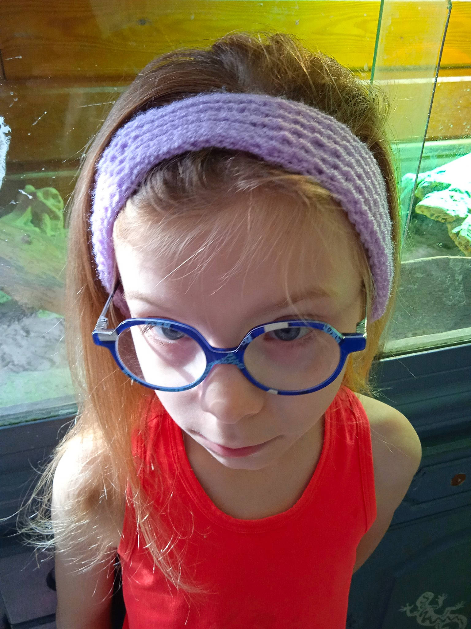 Kelya Et Celyana participe au concours pour gagner de l'argent avec cette photo : brown_hair, cap, clothing, cool, electric_blue, eyewear, fashion_accessory, fun, glasses, grass, hair_accessory, happy, headband, headgear, lip, nose, person, personal_protective_equipment, selfie, toddler