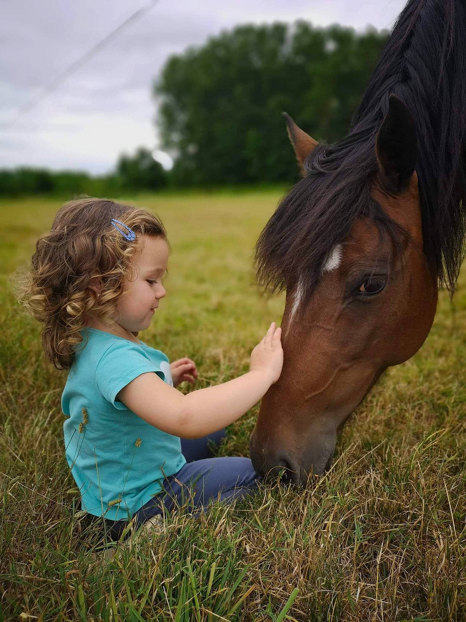 Sophie participe au concours pour gagner de l'argent avec cette photo : child, farm, fun, grass, grassland, hair, happy, horse, landscape, mammal, mane, mare, meadow, mustang_horse, pasture, people_in_nature, person, photography, pony, rural_area