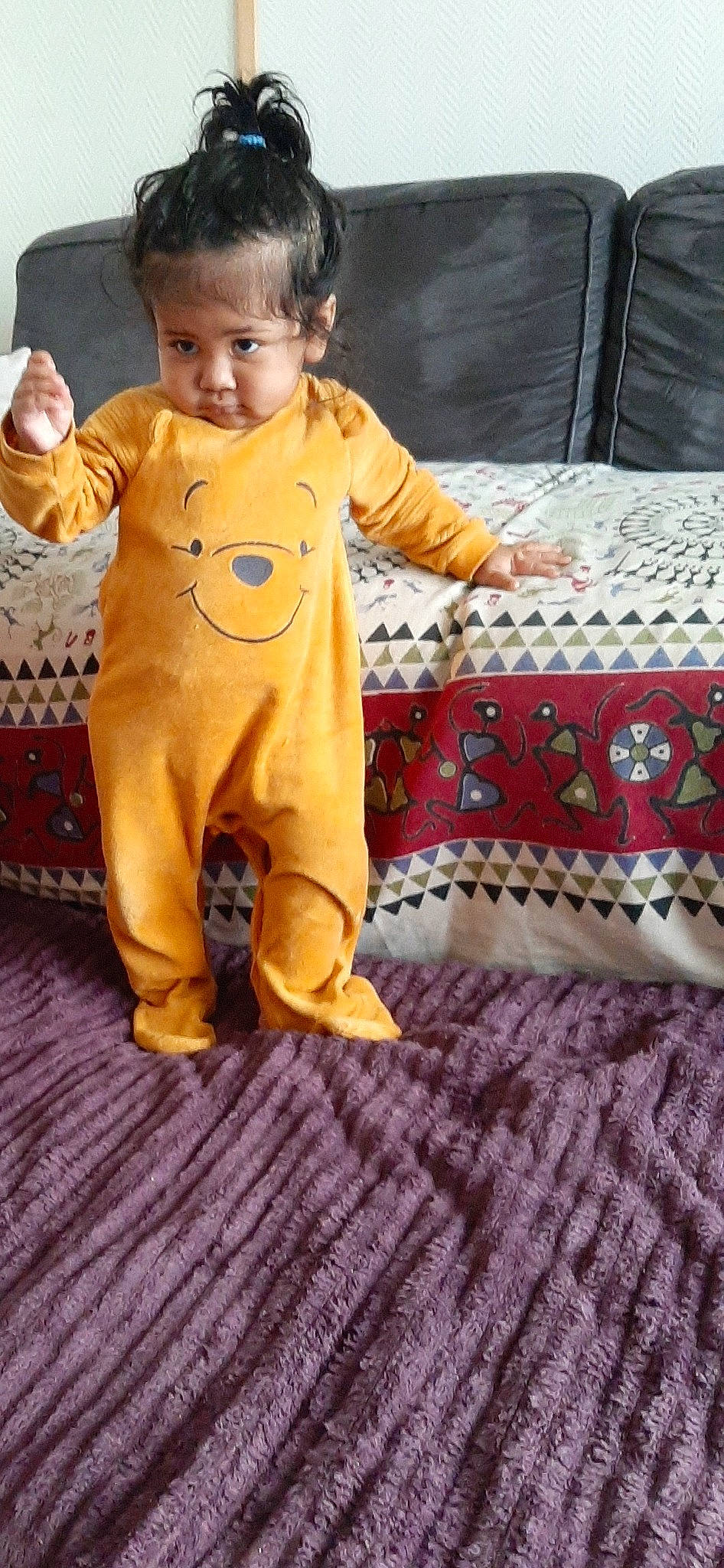 Safia participe au concours pour gagner de l'argent avec cette photo : baby, baby_toddler_clothing, bag, carpet, child, comfort, costume, face, flooring, fun, happy, linens, luggage_and_bags, pattern, person, room, sitting, sleeve, smile, toddler