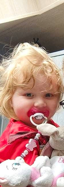 Noor participe au concours pour gagner de l'argent avec cette photo : baby, baby_toddler_clothing, blond, cheek, child, dessert, eating, eyelash, facial_expression, fictional_character, food, fun, happy, ice_cream, lip, mouth, nose, person, skin, toddler