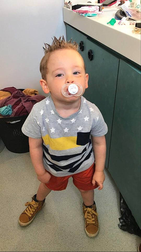 Lorenzo participe au concours pour gagner de l'argent avec cette photo : baby, baby_toddler_clothing, cheek, child, face, facial_expression, head, leg, mouth, nose, person, shoe, skin, sleeve, smile, standing, t_shirt, toddler