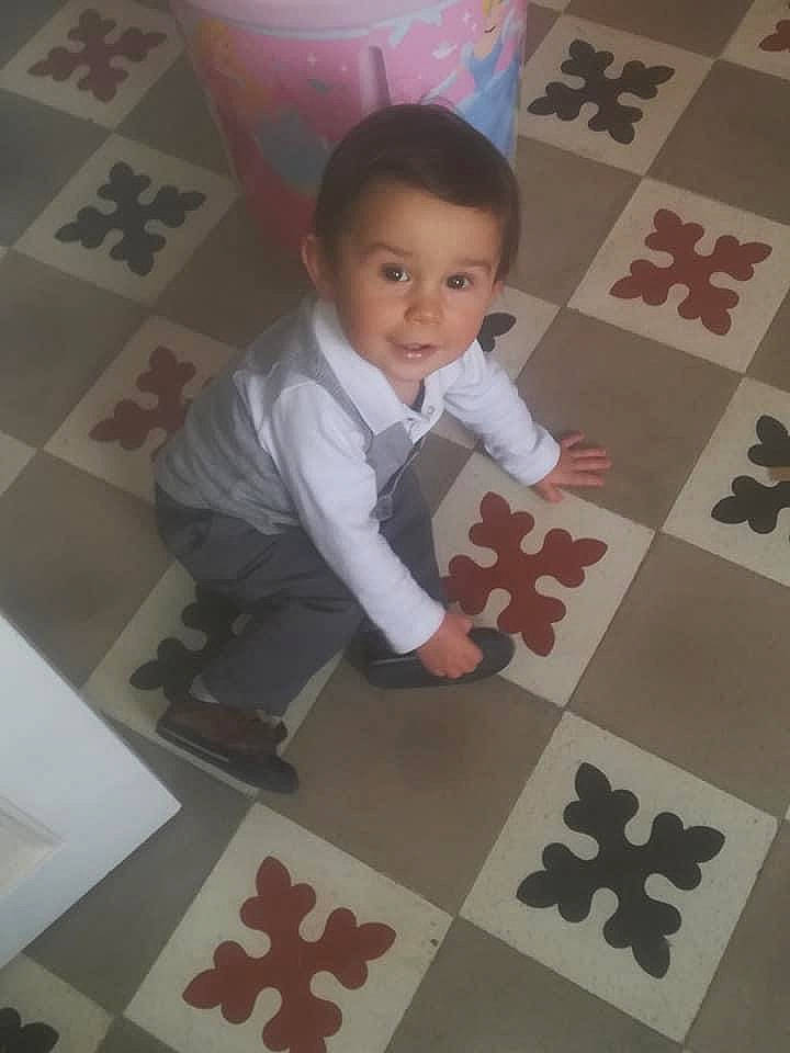 Tchago participe au concours pour gagner de l'argent avec cette photo : child, floor, flooring, games, pattern, person, play, smile, square, tile, toddler