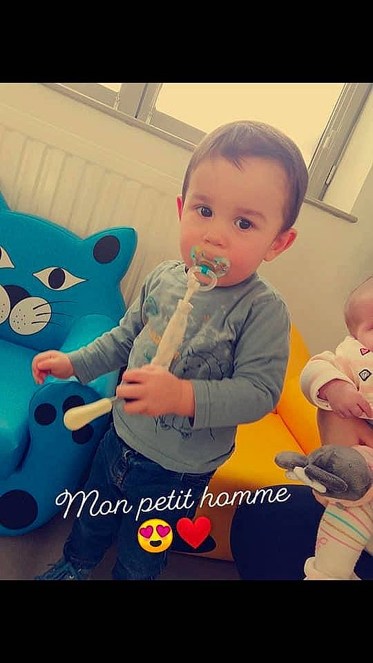 Tchago a rejoint le concours — aidez-le/la à gagner de superbes lots ! animation, arm, baby, cheek, child, cool, ear, happy, head, nose, person, photo_caption, photography, play, smile, stuffed_toy, teddy_bear, toddler, toy