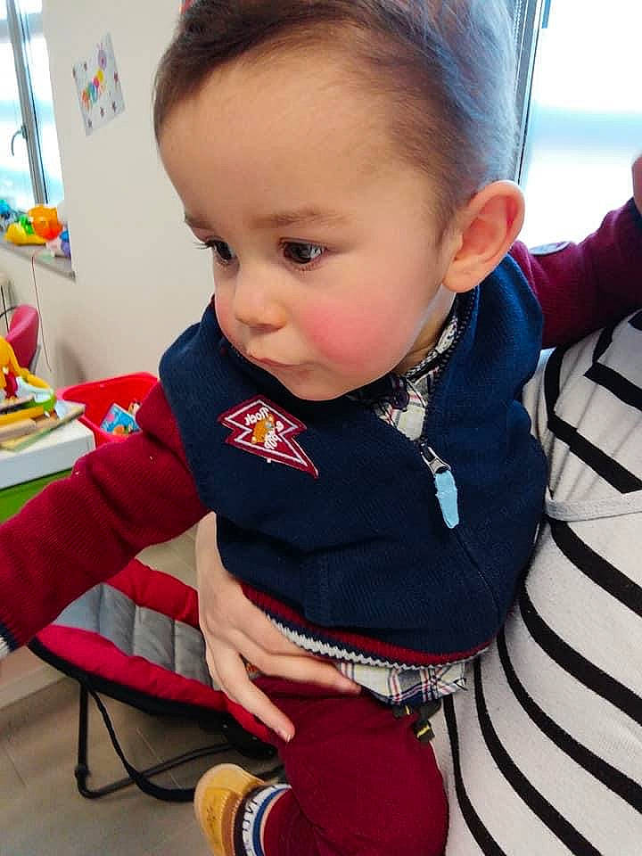 Tchago a rejoint le concours — aidez-le/la à gagner de superbes lots ! baby, cheek, child, ear, lip, neck, nose, outerwear, person, play, sitting, skin, sleeve, toddler