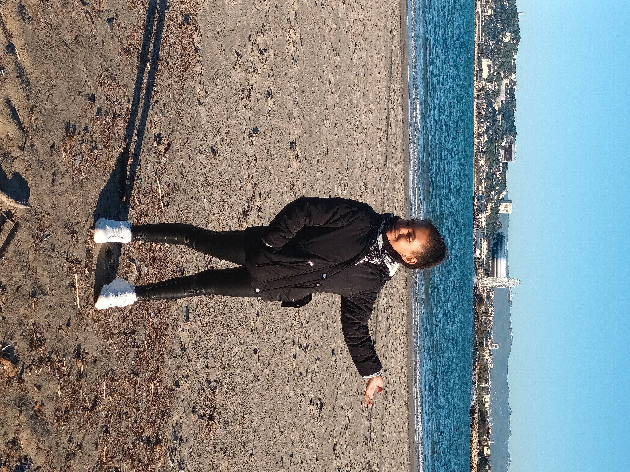 Jihane a rejoint le concours — aidez-le/la à gagner de superbes lots ! adventure, asphalt, beach, electric_blue, fun, joy, lake, leisure, pedestrian, person, recreation, road_surface, shadow, sky, soil, tree, water, wood