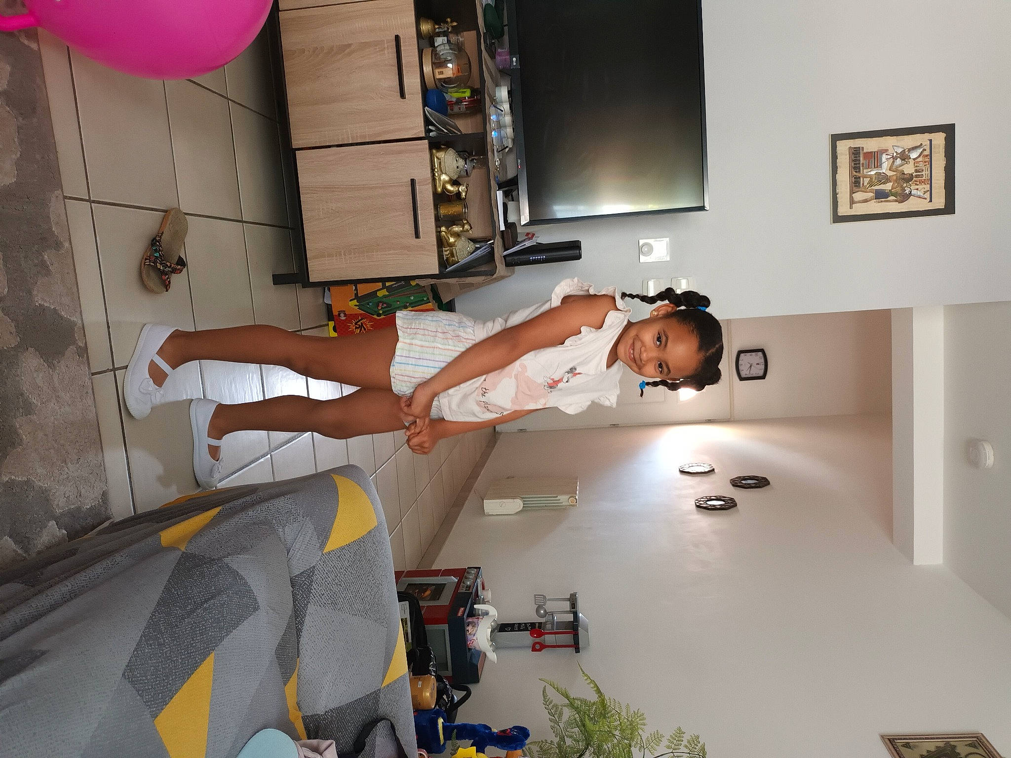 Jihane participe au concours pour gagner de l'argent avec cette photo : automotive_design, balloon, ceiling, comfort, floor, flooring, fun, home_appliance, human_leg, joy, knee, leg, living_room, party_supply, person, picture_frame, plant, room, sandal, stairs