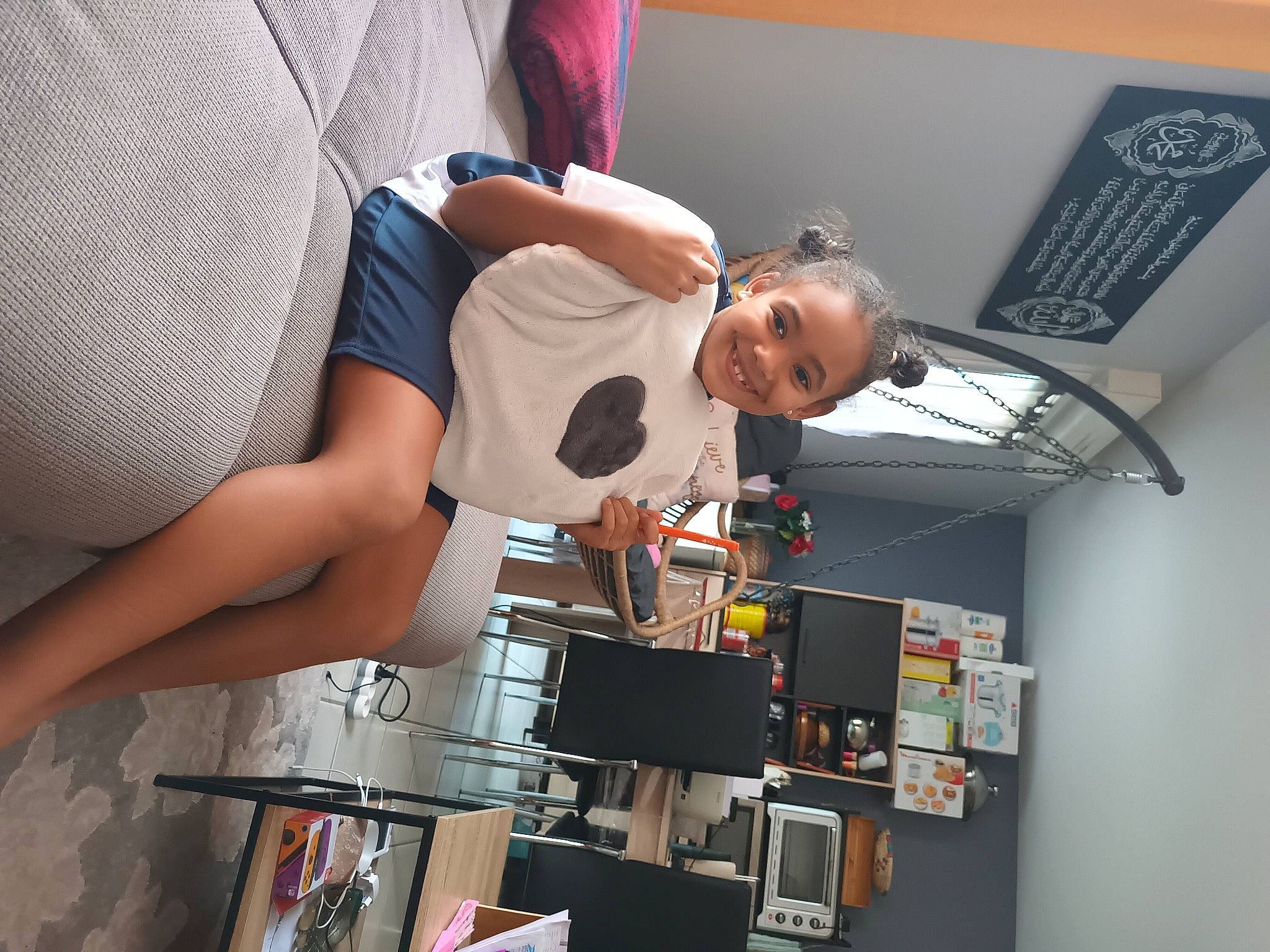 Jihane a rejoint le concours — aidez-le/la à gagner de superbes lots ! audio_equipment, elbow, electrical_wiring, engineering, event, eyewear, fun, human_leg, job, joint, joy, knee, machine, person, room, shorts, t_shirt, thigh, wrist