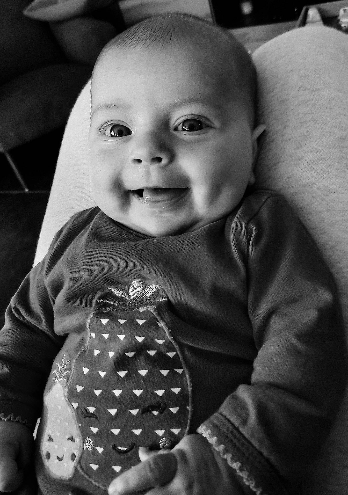 Thaïs participe au concours pour gagner de l'argent avec cette photo : arm, baby_toddler_clothing, black, cheek, clothing, eye, hairstyle, hand, head, human, human_body, joy, lip, mouth, nose, organ, outerwear, person, photograph, skin