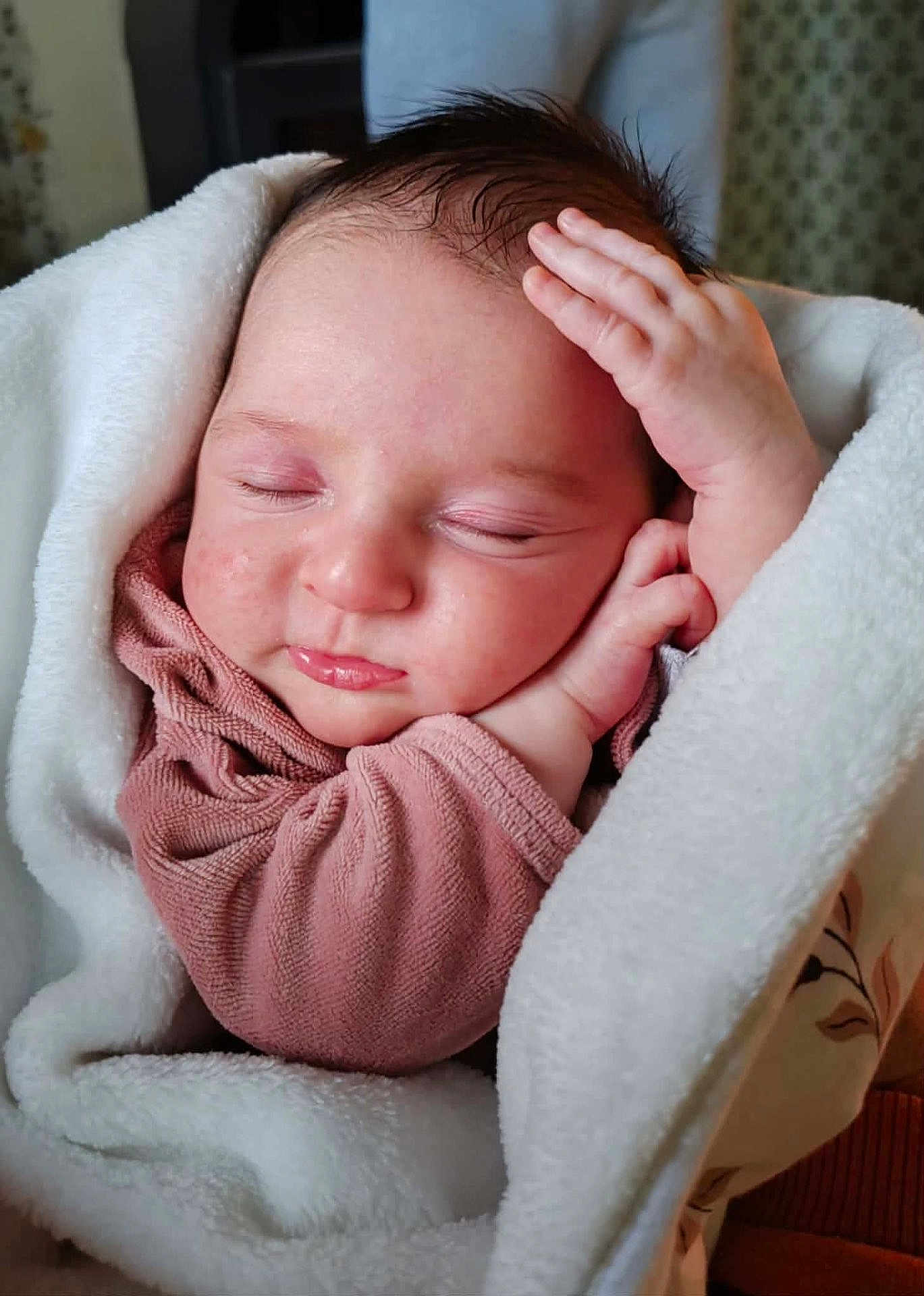 Estelle a rejoint le concours — aidez-le/la à gagner de superbes lots ! baby, newborn, sleeping, blanket, soft, cute, infant, wrapped, peaceful, closeup, face, hand, skin, pink_clothing, indoors, portrait, cozy, resting, peace, child