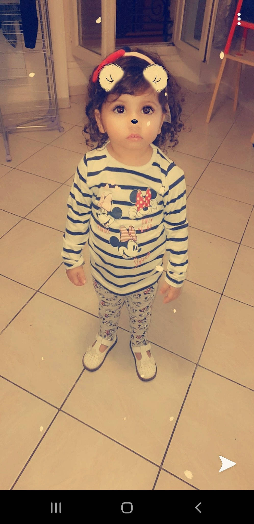 Chahinez participe au concours pour gagner de l'argent avec cette photo : cheek, child, face, floor, head, outerwear, person, shoe, toddler, toy